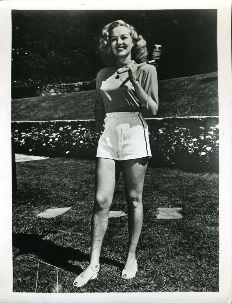 Betty Grable Jsa Signed 7x9 Photo Authenticated Autograph