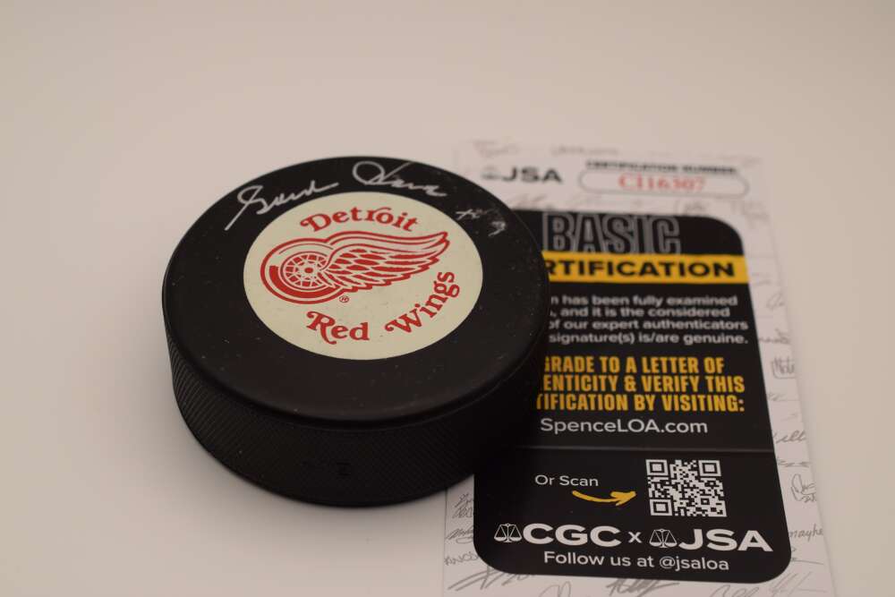 Gordie Howe JSA Coa Autograph Hockey Puck Signed
