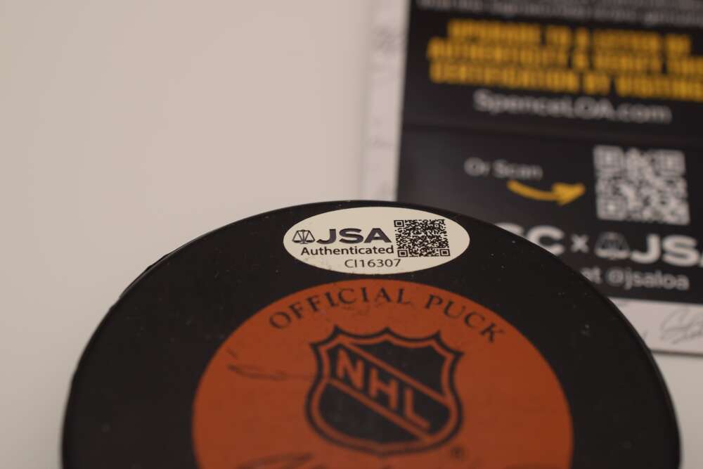 Gordie Howe JSA Coa Autograph Hockey Puck Signed